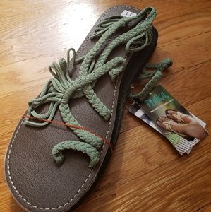 Plaka Palm Leaf Flat Sandal, Sage Green!